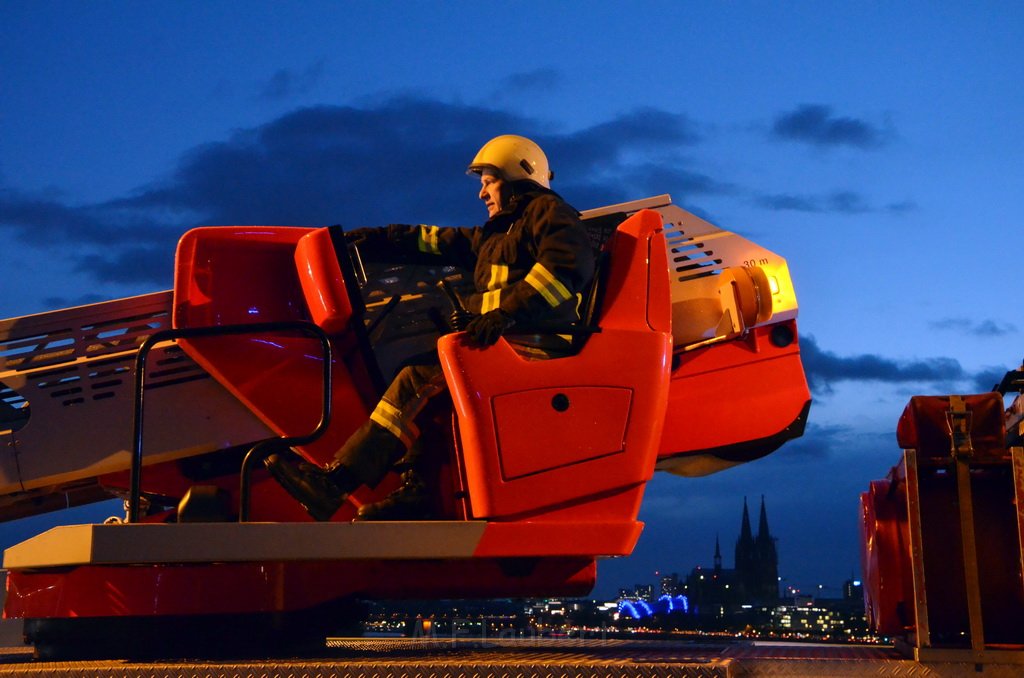 Einsatz BF Hoehenretter Koelner Seilbahn Hoehe Zoobruecke P2293.JPG